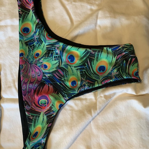 Bikini - Picture 5 of 6